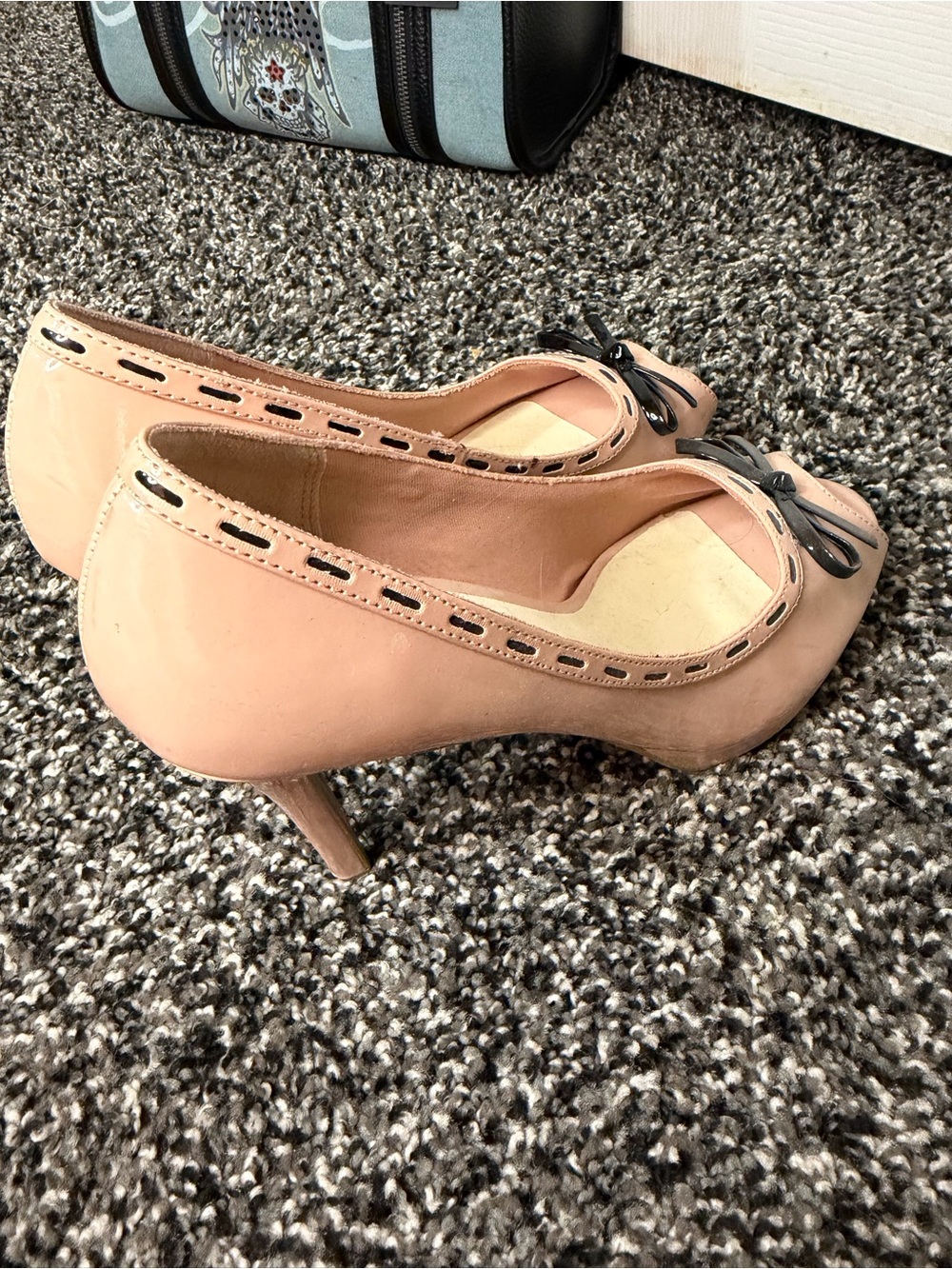 FIONI Clothing Peep-Toe Patent Pumps in Blush and Black Bow - Picture 3 of 9
